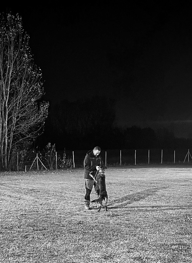 Gabriele Ottaviani al campo con il cane durante una sessione serale